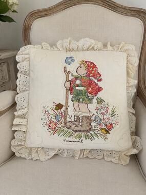 1983 Paragon Needlecraft Hummel Stitch Pillow (NL)